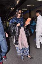 Sonam Kapoor leave for London to promote Bhaag Mikha Bhaag in Mumbai Airport on 3rd July 2013 (23).JPG